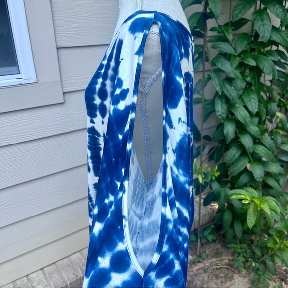 Everette Bleu Tie-Dye Top for Ladies with Peek-a-Boo Sleeves; Size Large - Picture 3 of 8